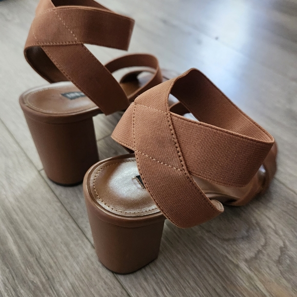 NINE WEST HEEL SANDALS - Picture 2 of 4